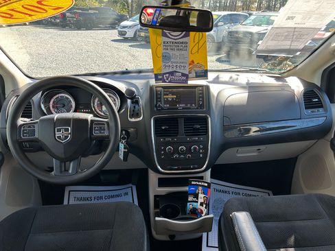 Used 2019 Dodge Grand Caravan SE w/ UConnect Hands-Free Group image 21