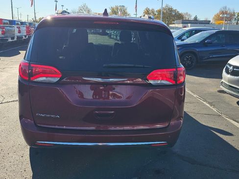Used 2017 Chrysler Pacifica Touring-L Plus image 6