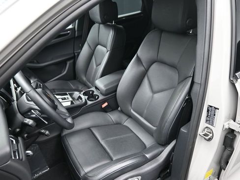 Certified 2025 Porsche Macan AWD/4WD image 9