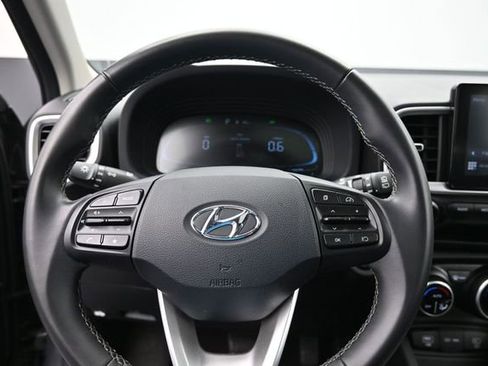 Used 2025 Hyundai Venue SEL FWD image 19
