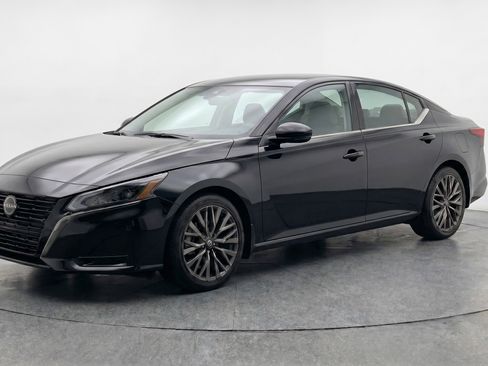 Used 2025 Nissan Altima 2.5 SV FWD image 3