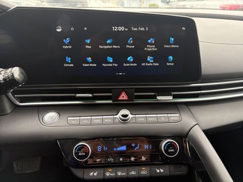 Used 2025 Hyundai Elantra Limited image 17