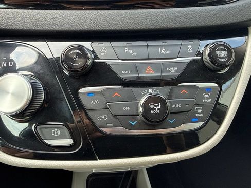 Used 2024 Chrysler Pacifica Touring-L FWD image 28