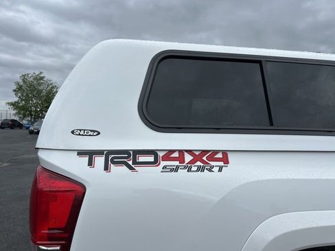 Used 2017 Toyota Tacoma TRD Sport AWD/4WD image 15