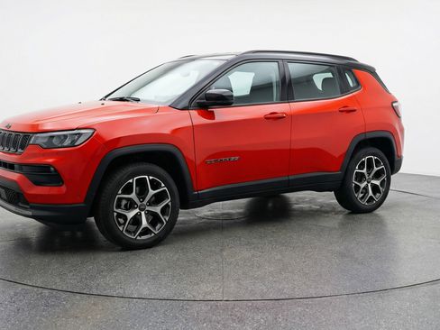 Used 2025 Jeep Compass Limited image 3
