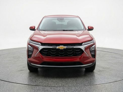 Used 2025 Chevrolet Trax LT w/ LT Convenience Package image 2