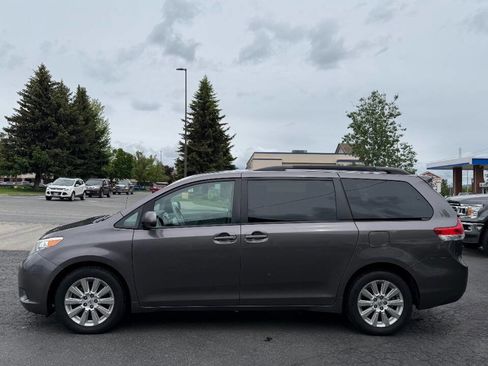 Used 2013 Toyota Sienna LE AWD/4WD image 2