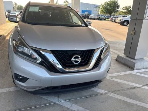 Used 2018 Nissan Murano SV FWD image 2