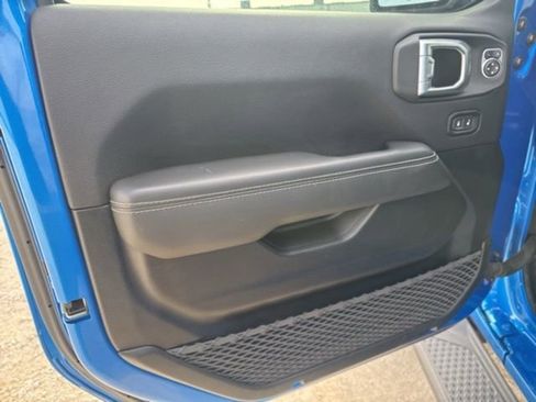 Used 2022 Jeep Gladiator Overland w/ Popular Equipment Package image 18