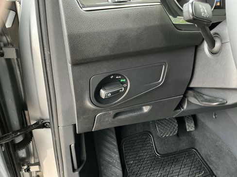 Used 2021 Volkswagen Tiguan SE w/ Panoramic Sunroof Package image 26