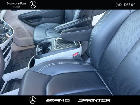 Used 2024 Chrysler Pacifica Touring-L FWD image 15