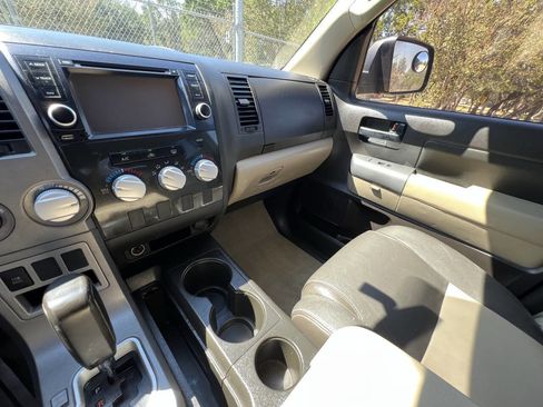 Used 2010 Toyota Tundra 4x4 CrewMax image 27