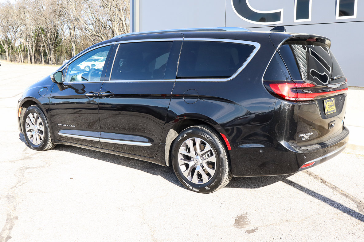 Used 2024 Chrysler Pacifica Pinnacle FWD image 6