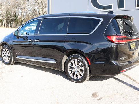 Used 2024 Chrysler Pacifica Pinnacle image 6