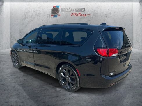Used 2018 Chrysler Pacifica Touring-L Plus w/ S Appearance Package FWD image 3