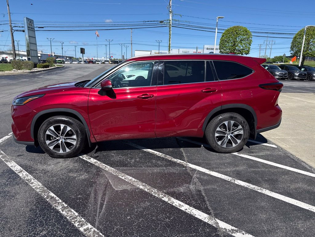 Used 2021 Toyota Highlander XLE AWD/4WD image 7