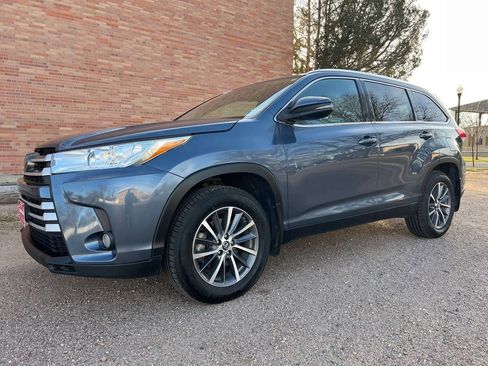 Used 2019 Toyota Highlander XLE image 3