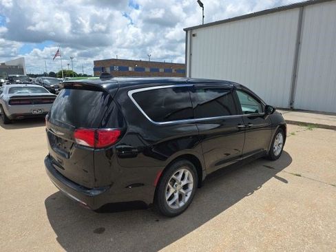 Certified 2019 Chrysler Pacifica Touring Plus w/ Tire & Wheel Group FWD image 8