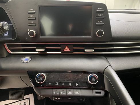 Used 2023 Hyundai Elantra SEL image 29