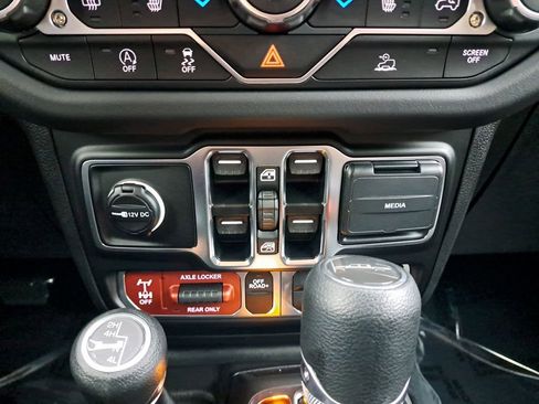 Used 2025 Jeep Gladiator Mojave w/ Convenience Group image 26