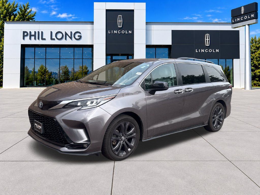 Used 2022 Toyota Sienna XSE w/ XSE Plus Package FWD image 4