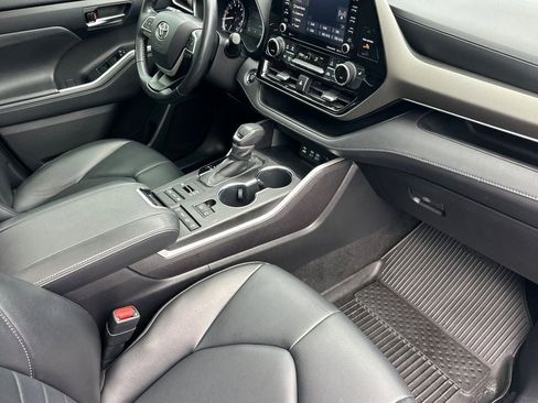 Used 2022 Toyota Highlander XLE image 14