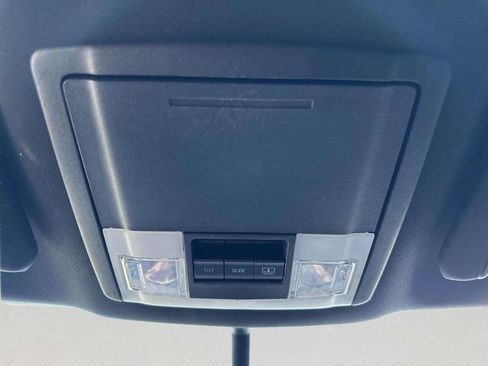 Used 2017 Ford Explorer XLT w/ Equipment Group 202A AWD/4WD image 32