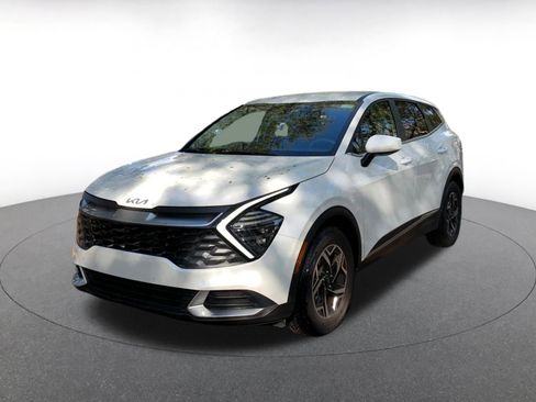 Used 2025 Kia Sportage LX image 3