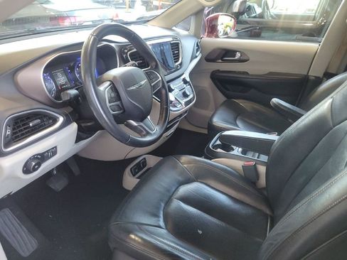 Used 2018 Chrysler Pacifica Touring-L image 6