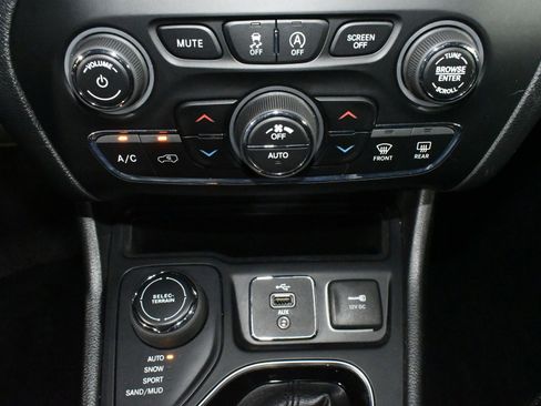 Used 2019 Jeep Cherokee Limited image 36