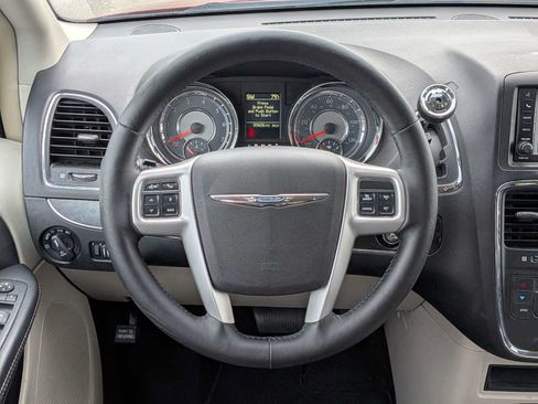 Used 2016 Chrysler Town & Country Touring-L FWD image 22
