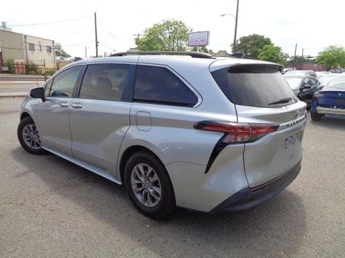 Used 2021 Toyota Sienna XLE FWD image 4