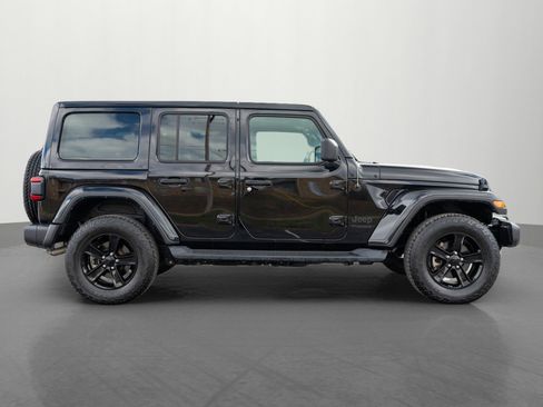 Used 2022 Jeep Wrangler Unlimited Sahara AWD/4WD image 8