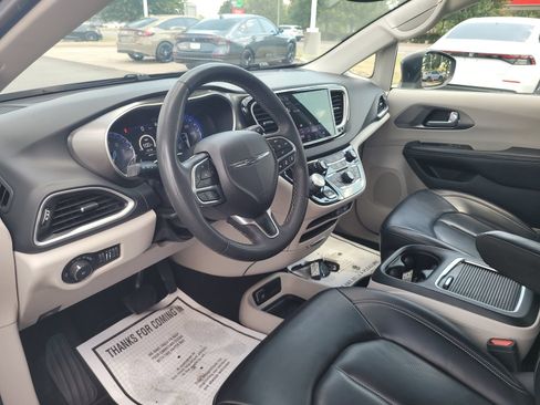Used 2023 Chrysler Pacifica Touring-L FWD image 10
