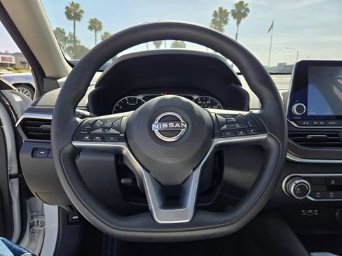 Used 2025 Nissan Altima 2.5 SV FWD image 20
