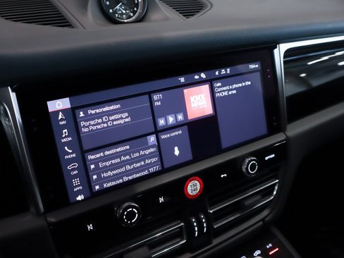Certified 2024 Porsche Macan AWD/4WD image 17