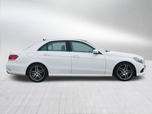 Used 2015 Mercedes-Benz E 400 4MATIC Sedan image 4