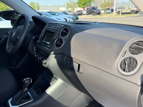 Used 2017 Volkswagen Tiguan Limited w/ Alloy Wheels Package image 18