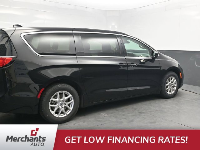 Used 2024 Chrysler Pacifica Touring-L FWD image 8