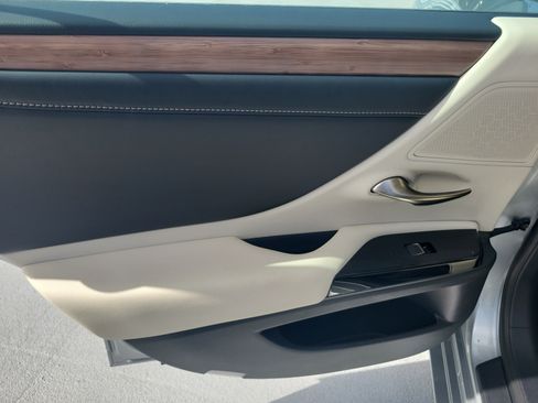 Certified 2023 Lexus ES 250 w/ Premium Package AWD/4WD image 11