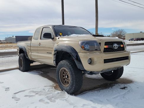Used 2011 Toyota Tacoma PreRunner image 4