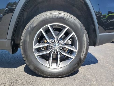 Used 2018 Jeep Grand Cherokee Limited AWD/4WD image 9