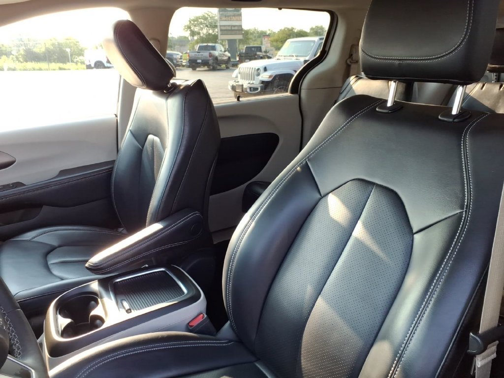 Used 2023 Chrysler Pacifica Touring-L FWD image 11