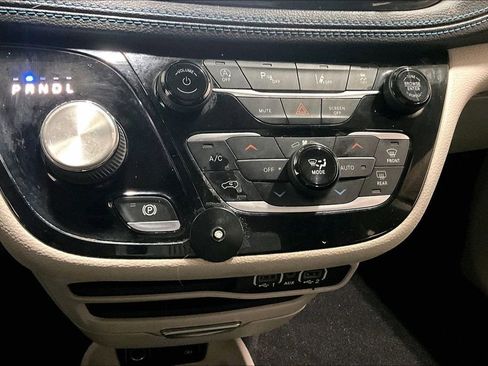 Used 2021 Chrysler Pacifica Touring-L image 14