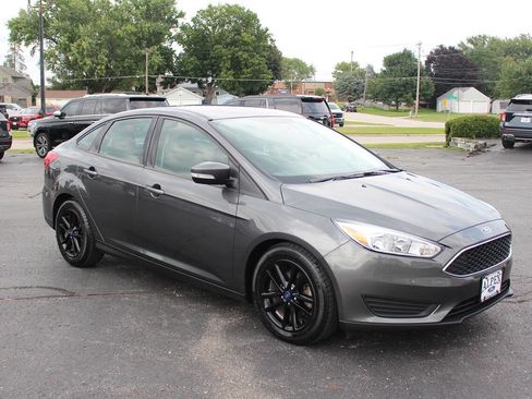Used 2017 Ford Focus SE w/ Cold Weather Package image 3