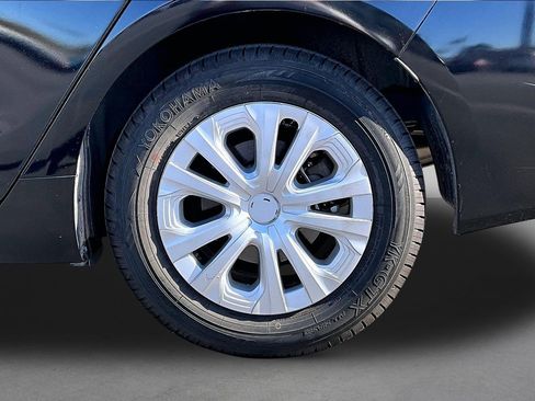 Used 2022 Toyota Prius L Eco image 8