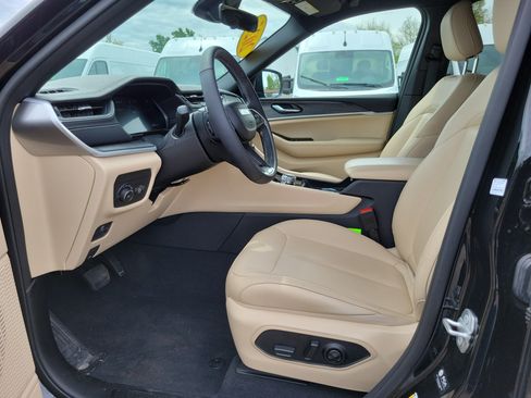 Used 2025 Jeep Grand Cherokee Limited AWD/4WD image 6