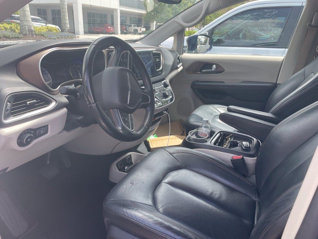 Used 2017 Chrysler Pacifica Touring-L FWD image 2