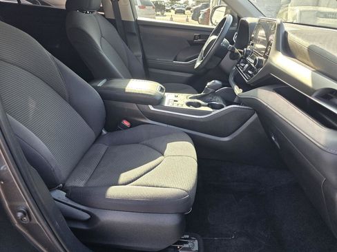 Used 2025 Toyota Highlander LE FWD image 11