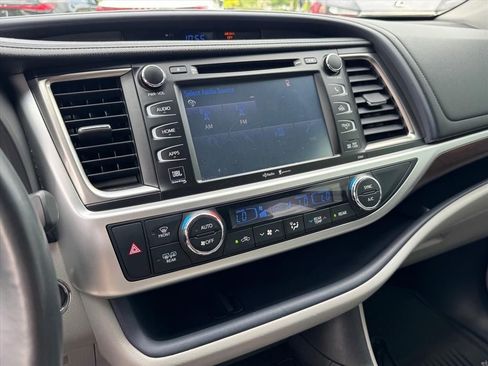 Used 2015 Toyota Highlander Limited w/ Driver Technology Package AWD/4WD image 23